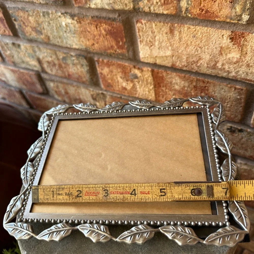 Silver Tone Leaf Border 4.5x6.5 Photo Frame Beaded Edge Tabletop Decor